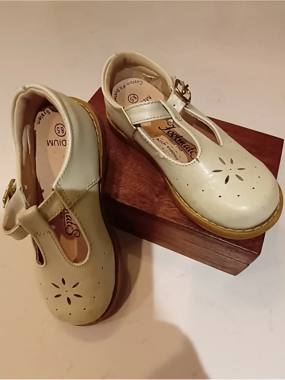 Footmates Classic Kids T-Strap Mary Jane Shoes in Cream size 8.5M